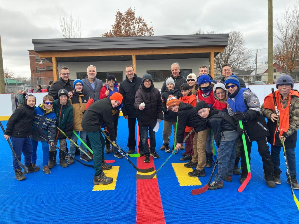 Inauguration D'un Dekhockey éclairé à L'école Saint-Édouard De ...